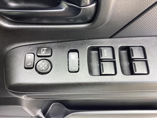 電動格納ミラーとパワーウインドウも装備。