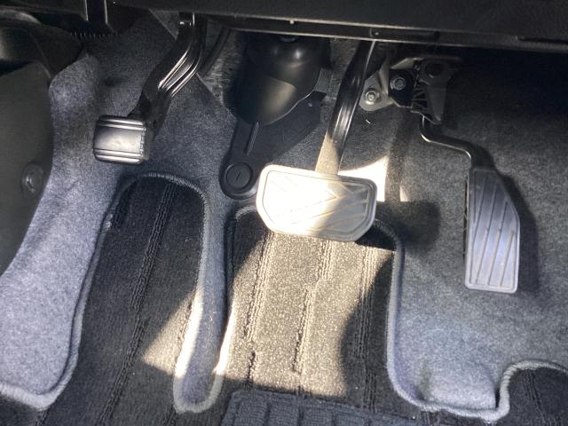 ”負担を感じることなく正確にペダルを操作することが出来ます。体格に関係なく自然でリラックスした運転姿勢をとることが可能です♪”