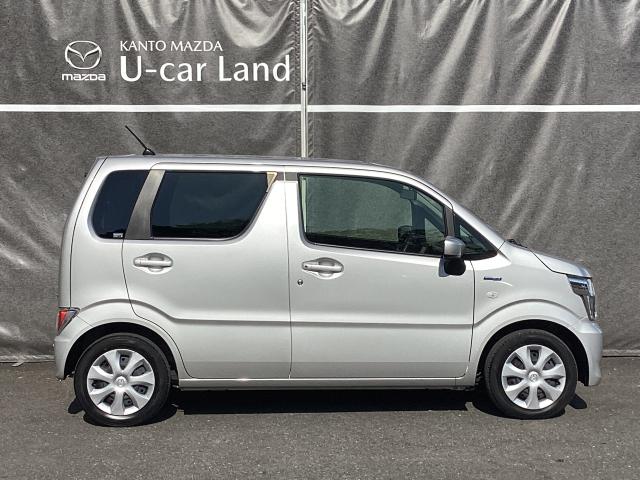 走行時、フロントガラスに設置したカメラで車線を認識し、車両がその線を踏み越える可能性があると判断すると、警報音でドライバーに注意を促します。