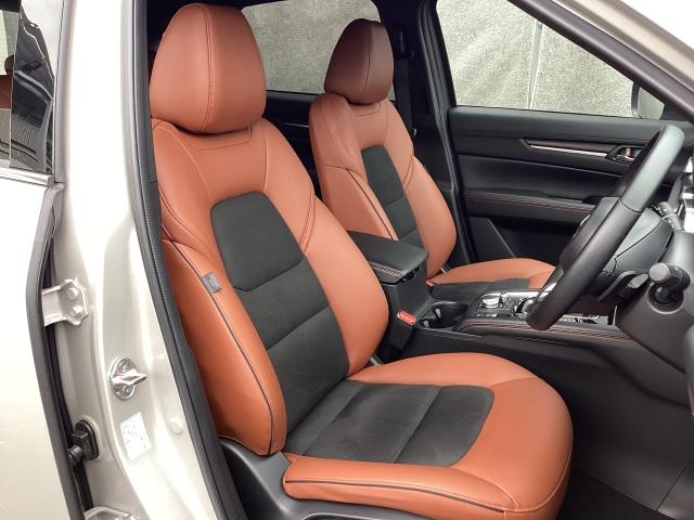 立体感があり、シート中央部とサイド部をくっきりと分断したサポート性の高い形状のシートが「人馬一体」感を強く演出しています