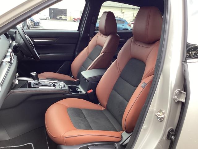 キメが細かく弾力性に富んだ振動吸収ウレタンの採用により、体を包み込んでくれるような心地よいフィット感を実現