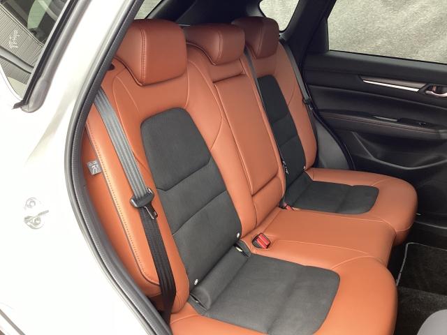 後席もゆったりとくつろげるスペースを確保し、万が一の前面衝突時には後席乗員の下半身がシートから滑り落ちることを抑制する構造になってます