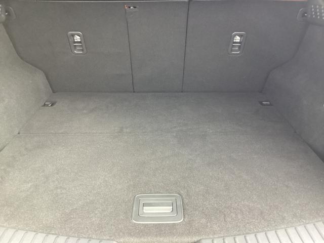 ラゲッジルームの広さはもちろん、４：２：４分割可倒式シートバックにより、様々なシチュエーションに応じた使い方ができます