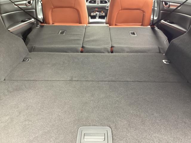 リアシートも簡単格納ができ、大きな荷物もらくらく収納できます