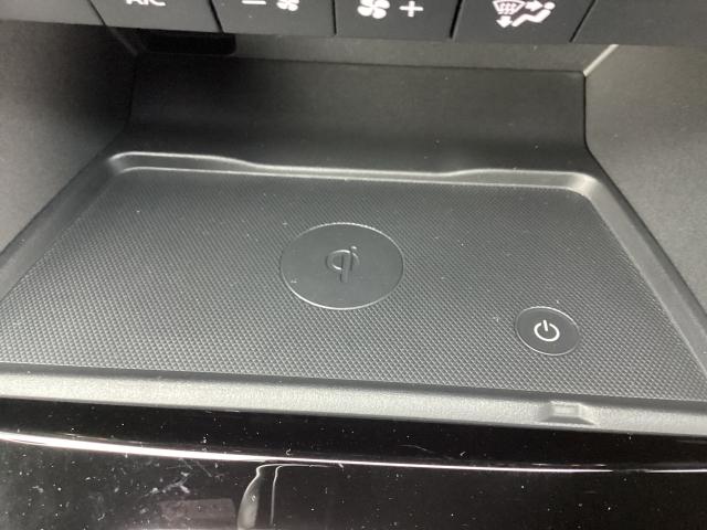 エンジン稼働中にＱｉ規格に対応したスマートフォンなどを置くだけで、充電ができるワイヤレスチャージャーを搭載しています