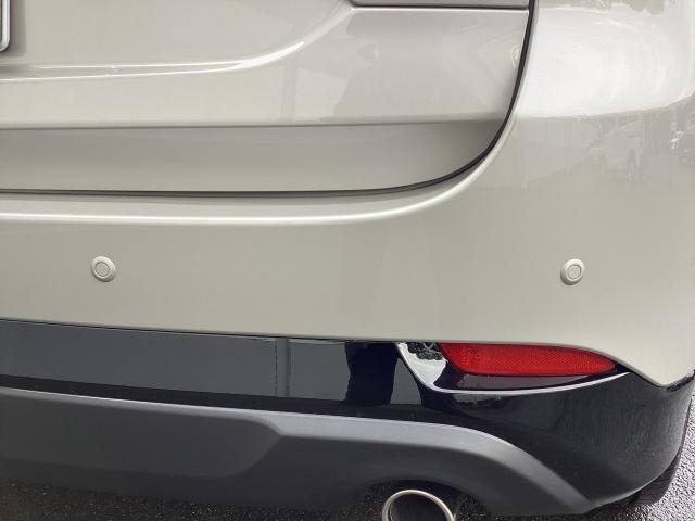 フロント、リアバンパーには障害物への接近をアラーム音で知らせてくれるパーキングセンサーが装着されています