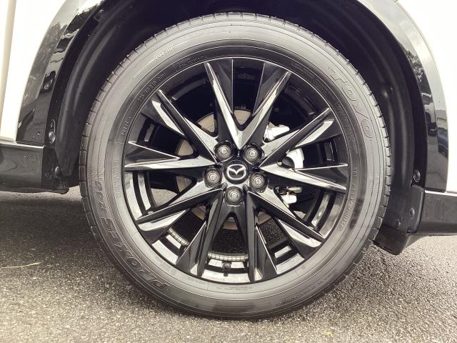 純正アルミホイールがボディデザインをより一層引き立たせます