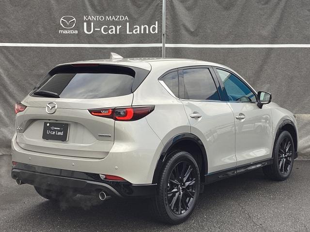 そのスタイリッシュなフォルムからは想像できないほど使い勝手のよいラゲッジスペースを実現しました　リアのシートバックは４：２：４の分割可倒式で荷物に応じた積載が可能です