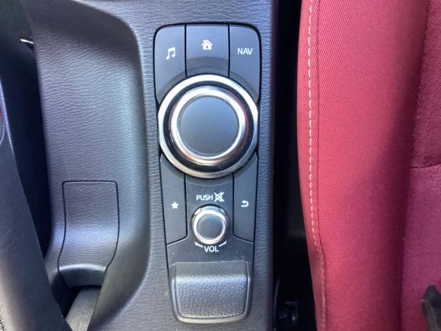 �R�}���_�[�R���g���[���[�͘r�����R�ɉ������ʒu�ɐݒu����Ă���A�茳�����Ȃ��Ă����삪�ł���D����́I