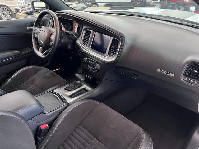 ダッジ・チャージャー Ｒ／Ｔ　ＤＡＹＴＯＮＡ　ＢＣＤ自社輸入車　サンルーフ　ｂｒｅｍｂｏレッドブレーキキャリパー　ＭＯＰＡＲエアインテーク　アルカンターラコンビシート　シートヒーター＆ベンチレーション　アップルカープレイ・アンドロイドオート（9枚目）