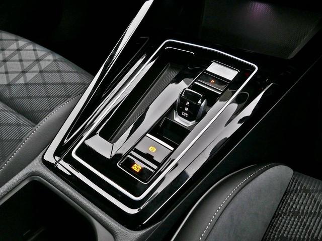ゴルフ ＴＤＩ　Ｒライン　プラチナムエディション　フォルクスワーゲン認定中古車　禁煙　純正ナビゲーション　ＥＴＣ　リアカメラ　アダプティブクルーズコントロール　純正アルミホイール（42枚目）