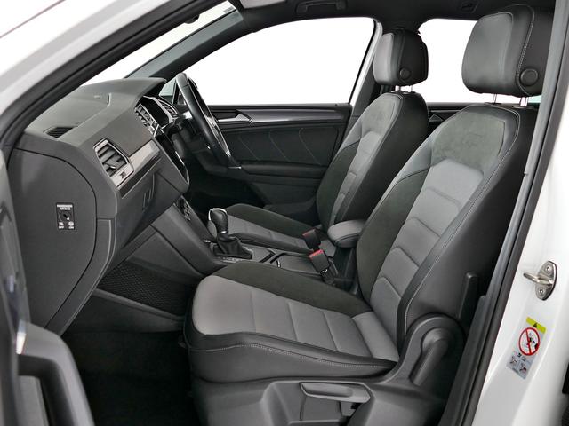 ティグアン ＴＳＩ　Ｒライン　フォルクスワーゲン認定中古車　禁煙　純正ナビゲーション　ＥＴＣ　リアカメラ　アダプティブクルーズコントロール　純正アルミホイール　専用エアロ（22枚目）