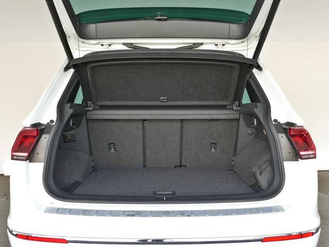 ティグアン ＴＳＩ　Ｒライン　フォルクスワーゲン認定中古車　禁煙　純正ナビゲーション　ＥＴＣ　リアカメラ　アダプティブクルーズコントロール　純正アルミホイール　専用エアロ（25枚目）