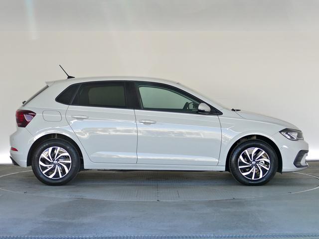 ポロ ＴＳＩアクティブ　フォルクスワーゲン認定中古車　禁煙　１オーナー　純正ナビゲーション　ＥＴＣ　リアカメラ　アダプティブクルーズコントロール　純正アルミホイール　テクノロジーＰＫＧ（18枚目）