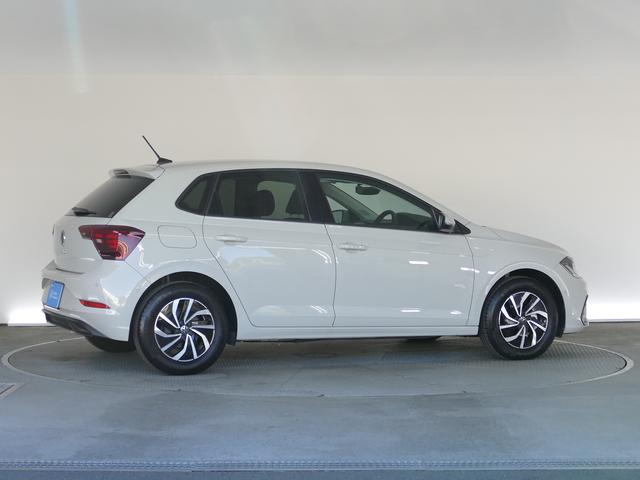 ポロ ＴＳＩアクティブ　フォルクスワーゲン認定中古車　禁煙　１オーナー　純正ナビゲーション　ＥＴＣ　リアカメラ　アダプティブクルーズコントロール　純正アルミホイール　テクノロジーＰＫＧ（62枚目）