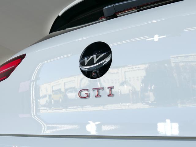 ���A�Q�[�g�̂u�v�G���u�����Ɋi�[�����r���g�C�������A�r���[�J�����B�o�b�N�M�A�������ƃ��A�Q�[�g�̃G���u�������J���ăJ�������o��Ƃ����Â����d�|���ł��B