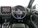 シンプルで操作性が良いデザインの運転席まわり。使い易いスイッチや操作パネルは、疲労軽減、安全な運転に貢献しています。