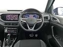 シンプルで操作性が良いデザインの運転席まわり。突起のないスッキリした操作パネルは、現代的な感性の居心地よい空間になっております。