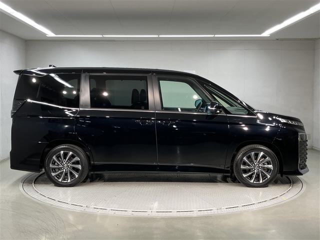 ヴォクシー Ｓ－Ｚ　ＤＶＤ再生機能　スマートキープッシュスタート　両側電動パワースライドドア　パワーウインドウ　１オナ　ＥＴＣ車載器　ＬＥＤライト　アルミホイール　盗難防止装置　記録簿　横滑り防止機能　キーフリー　ＡＢＳ（3枚目）