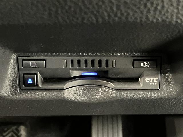 ヤリス Ｘ　ナビ　バックカメラ　ＥＴＣ　衝突回避ブレーキ　横滑り防止装置付き　ワイヤレスキー　バックガイドモニター　盗難防止　サイドエアバック　エアコン　Ｗエアバッグ　パワーウインドウ　ＥＴＣ付　運転席エアバッグ（8枚目）