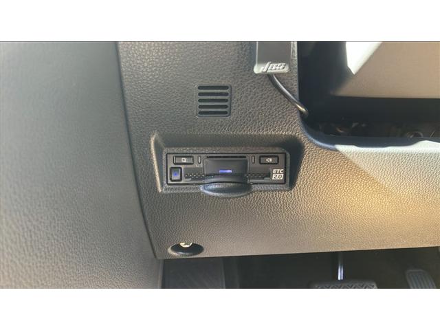 ノア ハイブリッドＳ－Ｚ　大型フルセグナビＴＶ　バックカメラ　ＤＶＤ再　ＥＴＣ２．０　　横滑り防止機能　エアバッグ　オートクルーズコントロール　両側自動ドア　スマートエントリー　ＬＥＤランプ　バックモニター　ＡＣ１００Ｖ（12枚目）