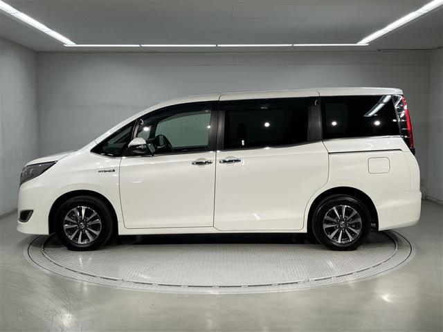 エスクァイア ハイブリッドＧｉプレミアムパッケジブラックテーラード　後席モニター　大型フルセグナビＴＶ　バックカメラ　ＤＶＤ再生　ＥＴＣ２．０　誤発進抑制機能　ＡＣ１００Ｖ　ドライブレコーダー　スマートキー　イモビライザー　ＬＥＤランプ　クルーズコントロール（2枚目）