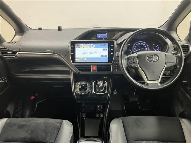 エスクァイア ハイブリッドＧｉプレミアムパッケジブラックテーラード　後席モニター　大型フルセグナビＴＶ　バックカメラ　ＤＶＤ再生　ＥＴＣ２．０　誤発進抑制機能　ＡＣ１００Ｖ　ドライブレコーダー　スマートキー　イモビライザー　ＬＥＤランプ　クルーズコントロール（5枚目）