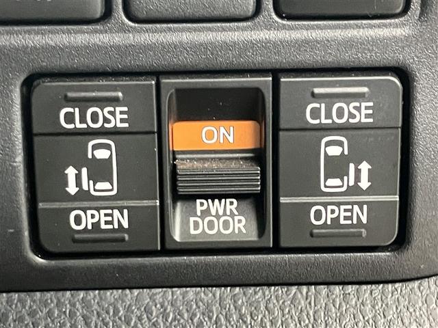 エスクァイア ハイブリッドＧｉプレミアムパッケジブラックテーラード　後席モニター　大型フルセグナビＴＶ　バックカメラ　ＤＶＤ再生　ＥＴＣ２．０　誤発進抑制機能　ＡＣ１００Ｖ　ドライブレコーダー　スマートキー　イモビライザー　ＬＥＤランプ　クルーズコントロール（12枚目）