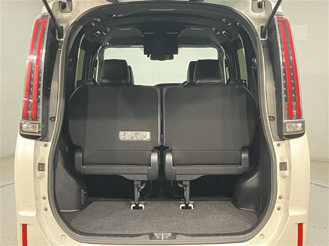 エスクァイア ハイブリッドＧｉプレミアムパッケジブラックテーラード　後席モニター　大型フルセグナビＴＶ　バックカメラ　ＤＶＤ再生　ＥＴＣ２．０　誤発進抑制機能　ＡＣ１００Ｖ　ドライブレコーダー　スマートキー　イモビライザー　ＬＥＤランプ　クルーズコントロール（23枚目）