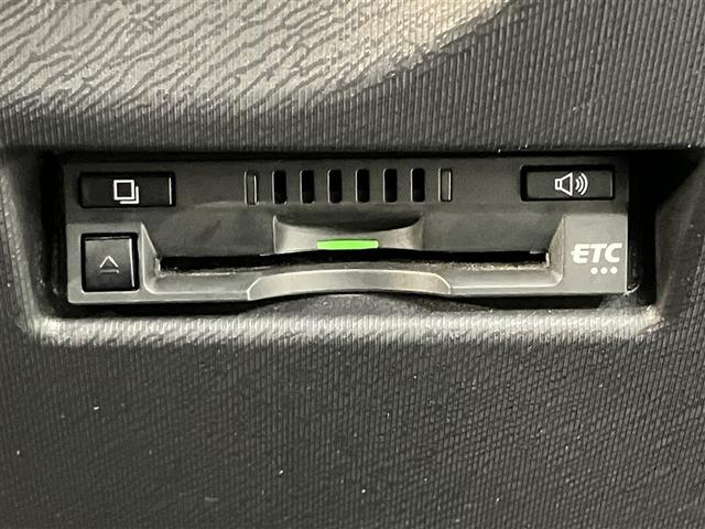 アクア クロスオーバー　ナビＴＶ　バックカメラ　ＥＴＣ　ドライブレコーダー　メディアプレイヤー接続　Ｂカメラ　地デジ　イモビライザー　ナビＴＶ　エアコン　ＥＳＣ　記録簿　ドライブレコーダー　アルミホイール　　ＤＶＤ再生（8枚目）