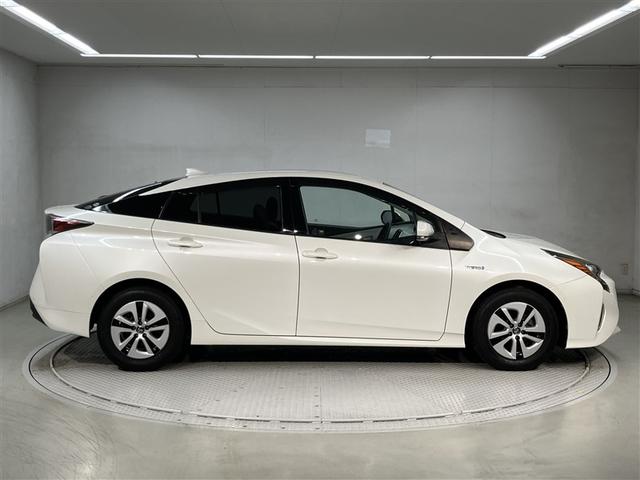 プリウス Ａ　大型フルセグナビＴＶ　バックカメラ　ＥＴＣ２．０　　衝突軽減ブレーキシステム　Ｂモニタ　記録簿有　ＬＥＤヘッド　クルーズコントロール　セキュリティー　スマートキー　パワーステアリング（3枚目）