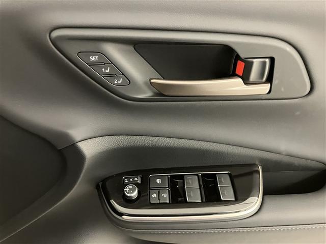 クラウンスポーツ ＲＳ　サンルーフ　メモリーナビ　ナビＴＶ　地デジ　バックカメラ　ＥＴＣ　４ＷＤ　ミュージックプレイヤー接続可　パワーシート　クルーズコントロール　盗難防止装置　横滑り防止機能　キーレス　スマートキー（26枚目）