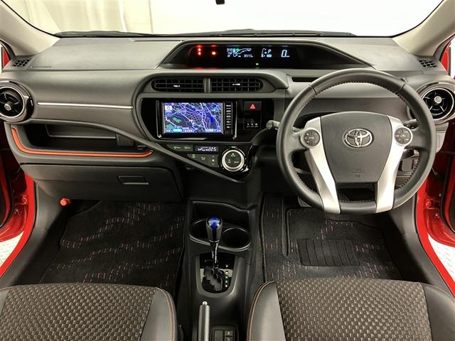 アクア Ｘ－アーバン　ソリッド　Ｂカメラ　横滑り防止装置　ワンセグＴＶ　パワーウインドウ　オートエアコン　ＥＴＣ車載器　スマートエントリー　ＬＥＤヘッドライト　ＡＢＳ　ナビ＆ＴＶ　エアバック　アルミホイール　キーフリーシステム（5枚目）