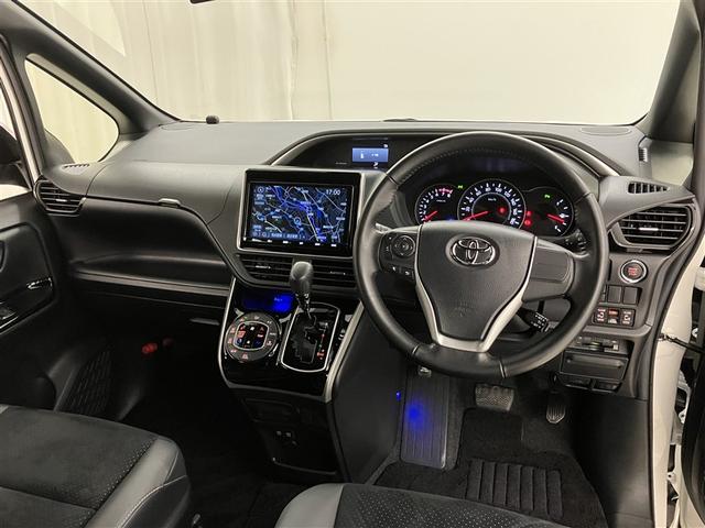 ヴォクシー ＺＳ　煌ＩＩＩ　プリクラッシュ　スマートキ　アイスト　ＤＶＤ再生機能　記録簿付き　横滑り防止装置　ナビＴＶ　アルミ　三列シート　ＷＡＣ　盗難防止　オートエアコン　キーレス　ＥＴＣ装備　パワステ　メモリナビ　クルコン（5枚目）