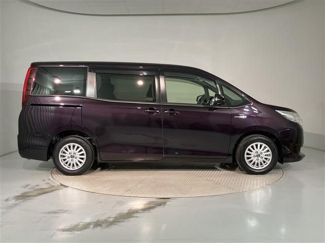 ノア ハイブリッドＧ　Ｒカメラ　スマートキー＆プッシュスタート　ＬＥＤへッドライト　地デジ　イモビライザー　Ｗエアコン　パワーウインドウ　アルミ　クルコン　エアバッグ　横滑り防止　ＤＶＤ再生機能　パワステ　ナビＴＶ　ＡＢＳ（3枚目）