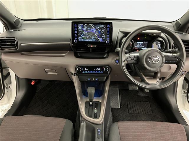 ヤリス Ｇ　バックモニタ－　誤発進抑制機能　ドライブレコーダ　１オーナー車　スマートキー　盗難防止装置　横滑り防止機能　キーレス　オートエアコン　メモリーナビ　ＡＢＳ　運転席エアバック　サイドエアバッグ　記録簿有（5枚目）