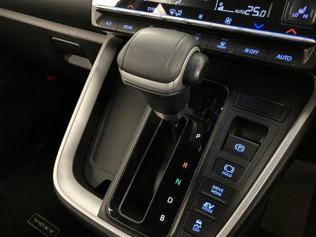 ヴォクシー ハイブリッドS-Z パワーウィンドウ DVD再生機能 インテリキー 横滑防止装置 地デジTV アクティブクルーズコントロール 1オナ フルオートエアコン リアカメラ エアバッグ ABS 100V充電 ナビTV WAC(17枚目)