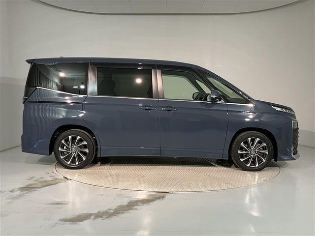 ヴォクシー Ｓ－Ｚ　ＤＶＤ再生機能　スマートキープッシュスタート　両側電動パワースライドドア　パワーウインドウ　１オナ　ＥＴＣ車載器　ＬＥＤライト　デュアルエアコン　アルミホイール　盗難防止装置　記録簿　横滑り防止機能（3枚目）