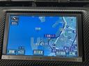 プリウス Ｓツーリングセレクション・Ｇ’ｓ　ＷＳＲＳ　地デジフルセグ　ＡＣ　ＰＷ　盗難防止　横滑り防止機能　キーレスキー　ワンオーナー車　整備記録簿　ローダウン　カーテンエアバック　ＡＢＳ　運転席エアバック　ナビＴＶ　パワステ　ＤＶＤ再生（6枚目）