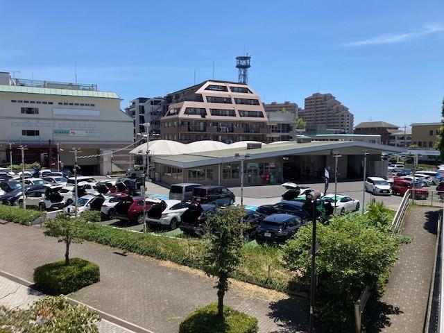 丘の上の明るい雰囲気のお店です。お気軽にお立ち寄りください♪♪