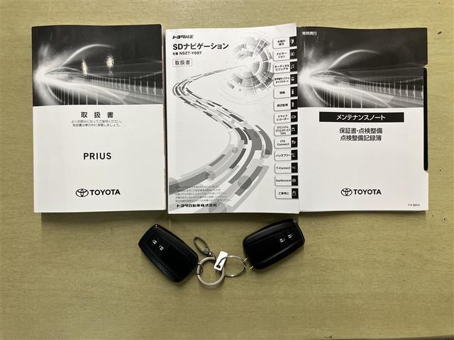 プリウス Aプレミアム 走行距離11980キロ 大型オプションナビ ドライブレコーダー 非常給電コンセント 電動パワーシート  地デジフルセグ  クルコン メモリナビ AC ETC 整備記録簿 キーレスエントリー(7枚目)