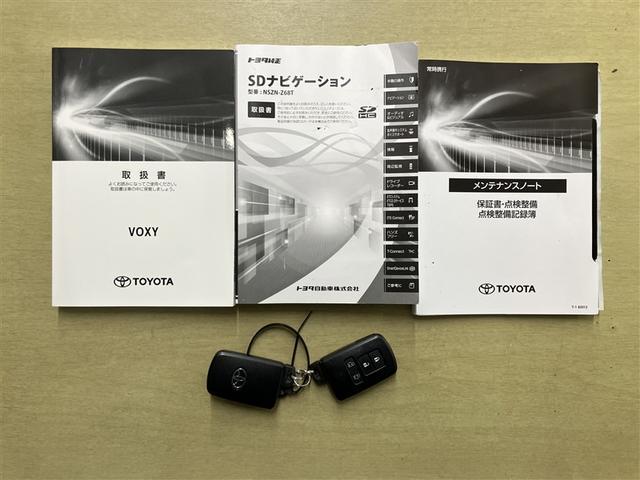 ヴォクシー ZS 煌III 走行距離31477キロ 大型オプションナビ 後席モニター 禁煙車 両側電動スライドドア プリクラッシュ 記録簿付き アルミ 三列シート 盗難防止 オートエアコン キーレス ETC装備 パワステ(7枚目)