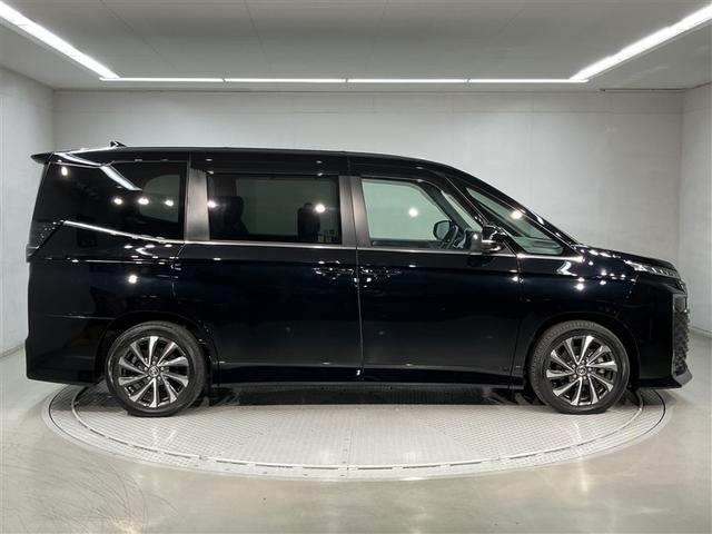 ヴォクシー Ｓ－Ｚ　ＤＶＤ再生機能　スマートキープッシュスタート　両側電動パワースライドドア　パワーウインドウ　ＥＴＣ車載器　ＬＥＤライト　アルミホイール　盗難防止装置　横滑り防止機能　キーフリー　ナビＴＶ　メモリナビ（3枚目）