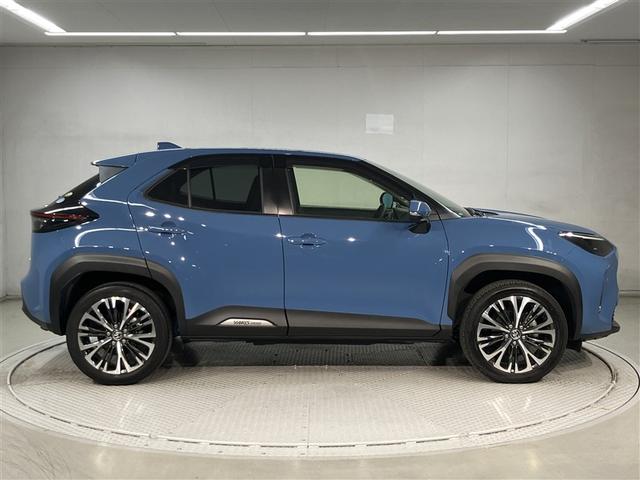 ヤリスクロス ハイブリッドＺ　走行距離２万６千キロ　トヨタ純正ナビキット　パノラミックビューモニター　地デジフルセグＴＶ　非常給電コンセント　　運転席助手席エアバッグ　点検記録簿　ＬＥＤヘットライト　ナ　ＥＴＣ車載器　ワンオーナー（3枚目）