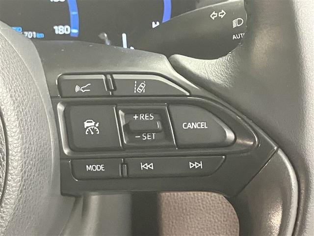 ヤリスクロス ハイブリッドＺ　走行距離２万６千キロ　トヨタ純正ナビキット　パノラミックビューモニター　地デジフルセグＴＶ　非常給電コンセント　　運転席助手席エアバッグ　点検記録簿　ＬＥＤヘットライト　ナ　ＥＴＣ車載器　ワンオーナー（16枚目）