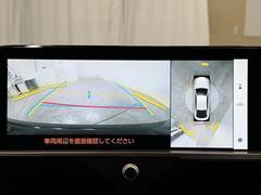 パノラミックビューモニターシステムが付いているので車の上から見た映像が確認できますよ。　一目で車両周辺の情報を確認できますが、直接安全をご確認下さい。 5