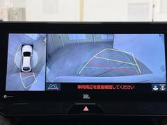 パノラミックビューモニターシステムが付いているので車の上から見た映像が確認できますよ。　一目で車両周辺の情報を確認できますが、直接安全をご確認下さい。 7