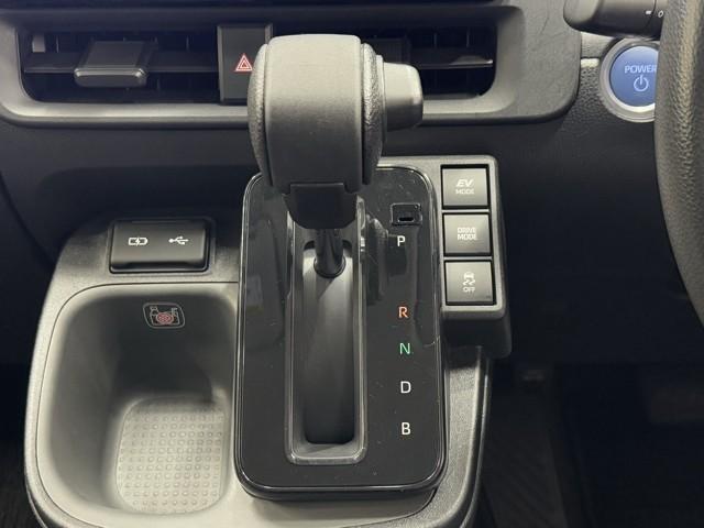 シエンタ ハイブリッドＧ　サポカー　地デジテレビ　ドライブレコーダー　メモリナビ　クルーズコントロール　Ｗ電動ドア　ＬＥＤ　ＶＳＣ　ＥＴＣ　キーフリー　ミュージックプレイヤー接続可　３列シート　アイドリングストップ　ＡＢＳ（11枚目）