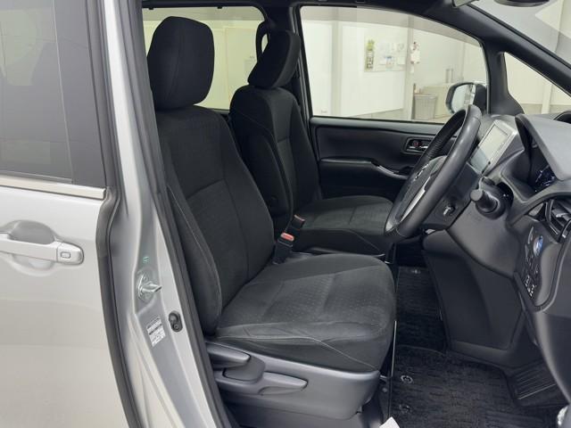 ノア ハイブリッドG Rカメラ スマートキー&プッシュスタート LEDへッドライト 地デジ イモビライザー 記録簿有 Wエアコン パワーウインドウ アルミ クルコン エアバッグ 横滑り防止 DVD再生機能 フルフラット(15枚目)