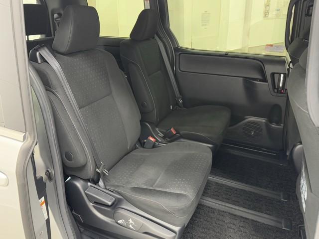 ノア ハイブリッドG Rカメラ スマートキー&プッシュスタート LEDへッドライト 地デジ イモビライザー 記録簿有 Wエアコン パワーウインドウ アルミ クルコン エアバッグ 横滑り防止 DVD再生機能 フルフラット(17枚目)